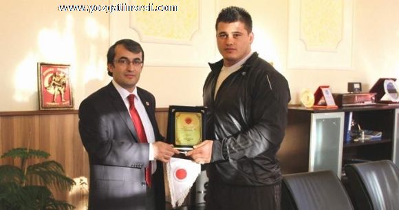 Yozgatl� Milli G�re��i D�nya �ampiyonu R�za Kayaalp,  Prof. Dr. Tamer U�ar'� makam�nda ziyaret etti.