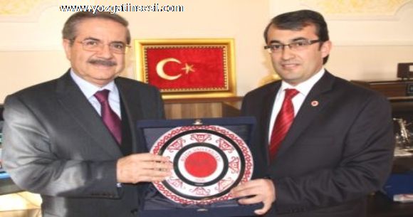 Taha Akyol Rekt�r Prof. Dr. Tamer U�ar'� makam�nda ziyaret etti.