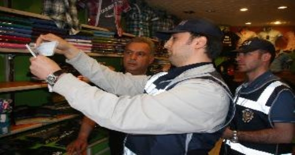 Polisten sahte para uyar�s�!