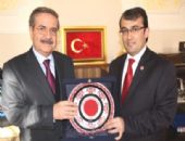 Taha Akyol Rekt�r Prof. Dr. Tamer U�ar'� makam�nda ziyaret etti.