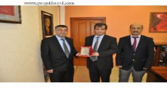 Yerk�y Kaymakam� Ticaret Odas� ve Ticaret Borsas� Ba�kan'na te�ekk�r plaketi verdi.